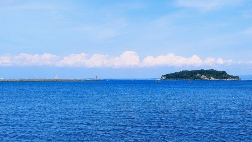 真っ青な海に浮かぶ猿島