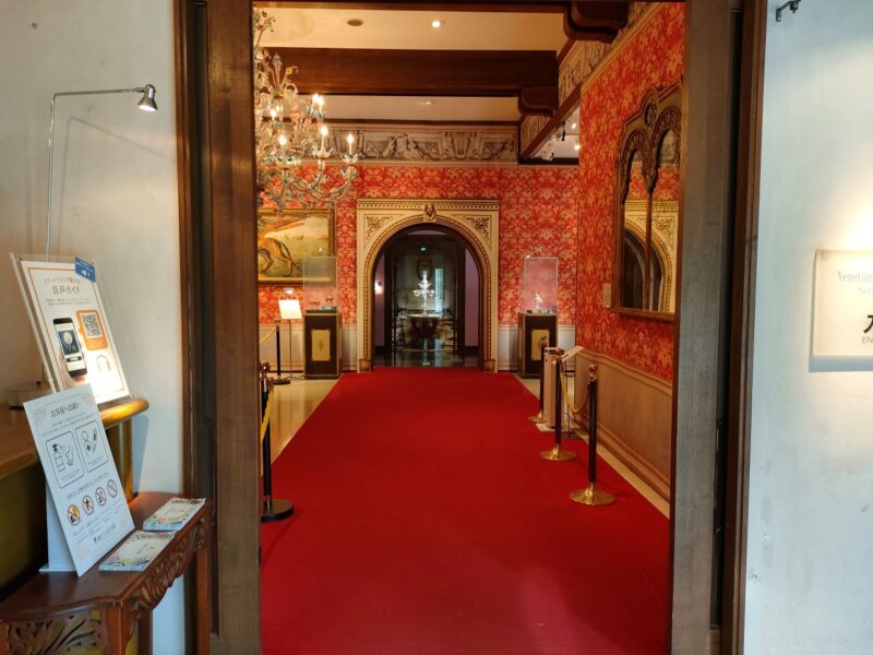 赤絨毯が奥まで続く美術館入口