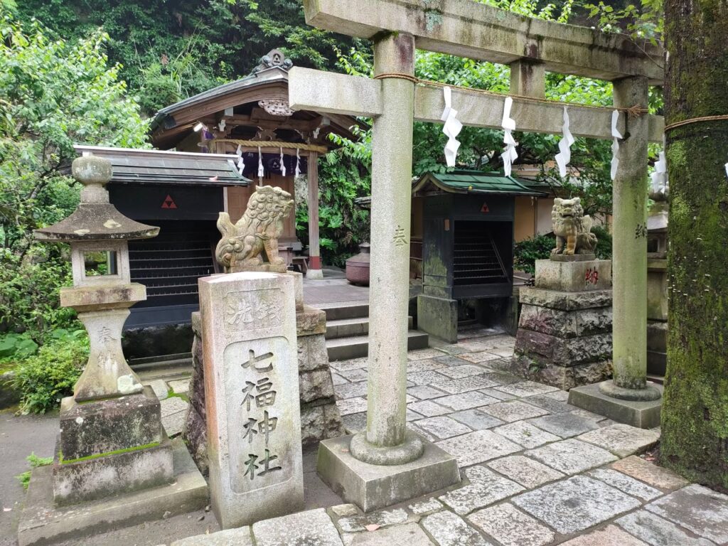 銭洗い弁財天内の七福神社