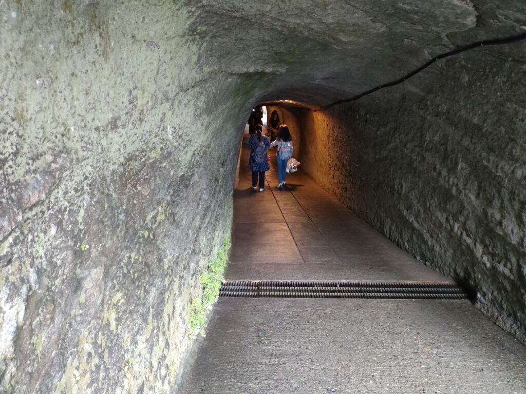 銭洗い弁財天宇賀福神社へのトンネル