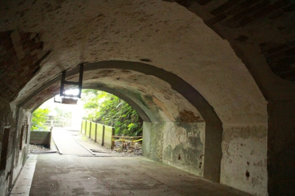 防空壕を思わせる大き目なトンネル