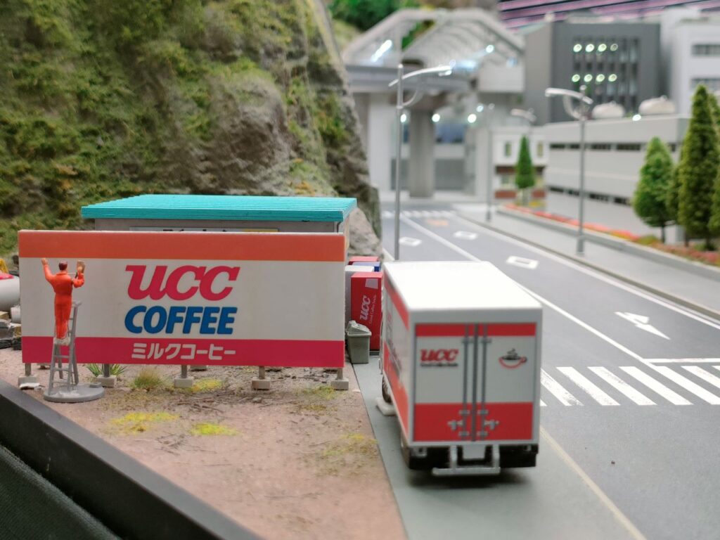 UCCコーヒーの看板とトラック