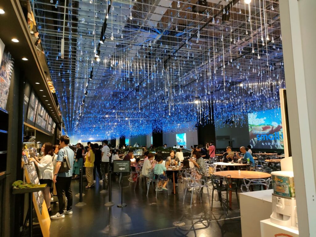 ブルーの光が天井を覆うカフェエリア