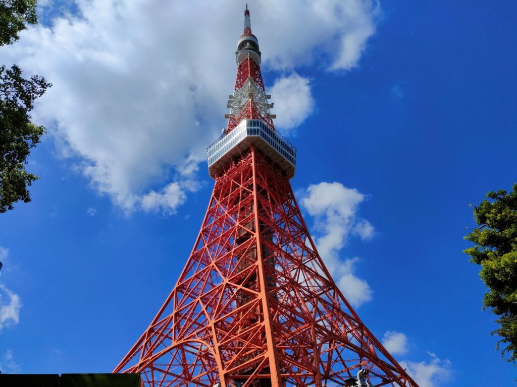 天に突き立つ東京タワー