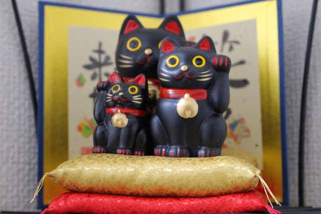 黄金の座布団に鎮座する有名な黒招き猫