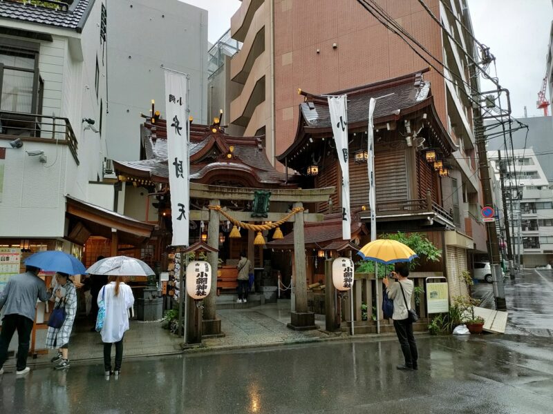東京下町のビル群のなかにある小網神社