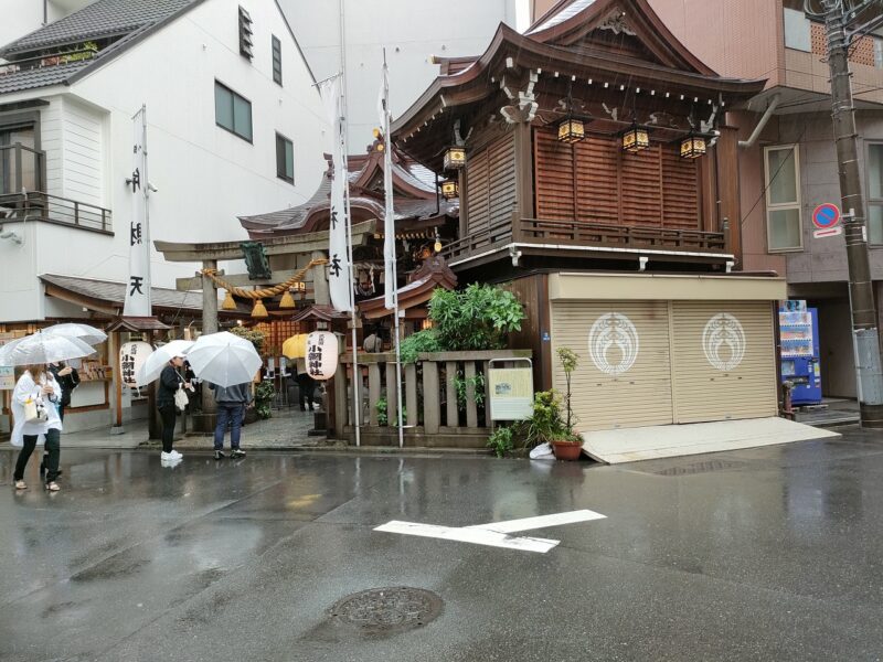 雨の日でも参拝客が絶えない小網神社