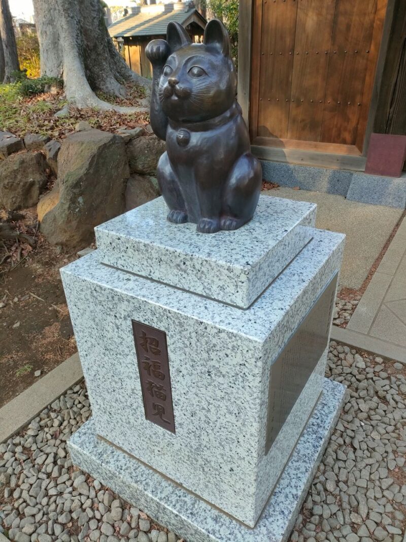 招福殿まえにある招き猫の銅像