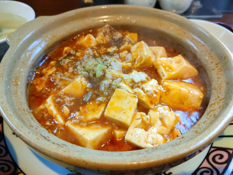 土鍋で提供される四川麻婆豆腐