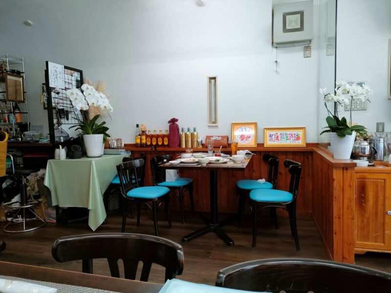 台湾創作料理公の店内テーブル席