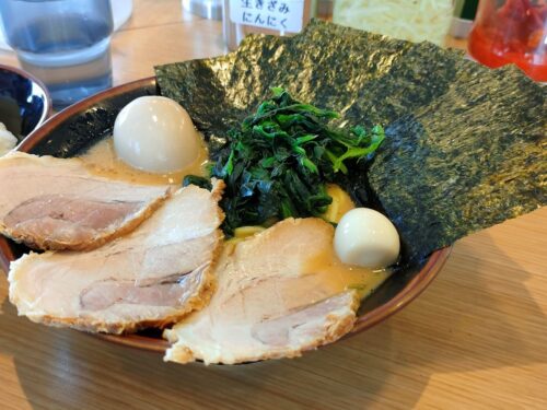 チャーシューはみ出る八右衛門ラーメン