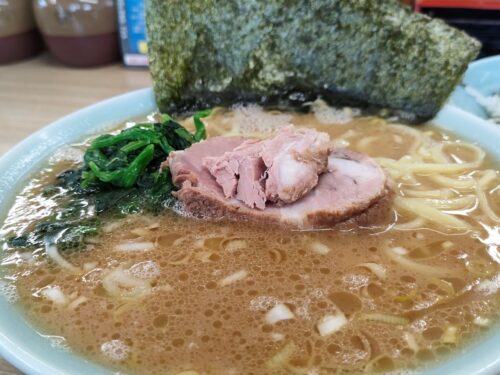 分厚いチャーシューが乗る奥津家の家系ラーメン