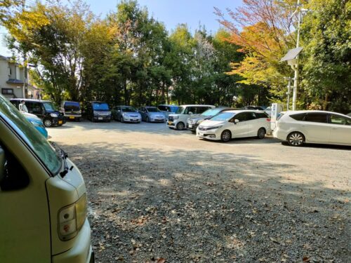 参道方面からみた出雲大社相模分祠の第3駐車場