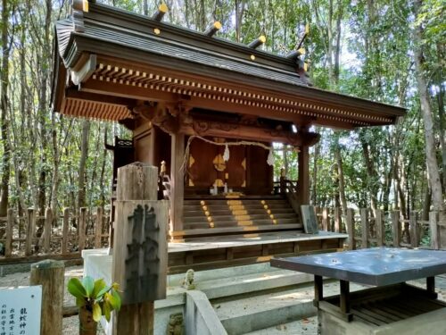 出雲大社相模分祠の龍蛇神の社