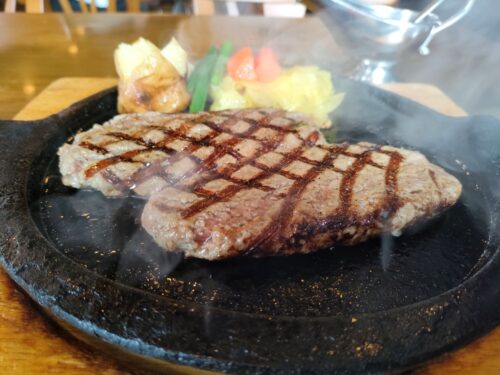 煙が上がるハンバーグの鉄板