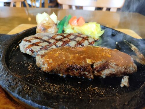 ソースがかかったハンバーグ