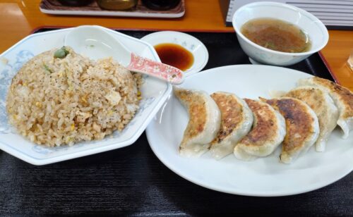 品香園のチャーハンとギョウザ