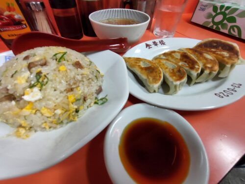 金華楼のチャーハン餃子