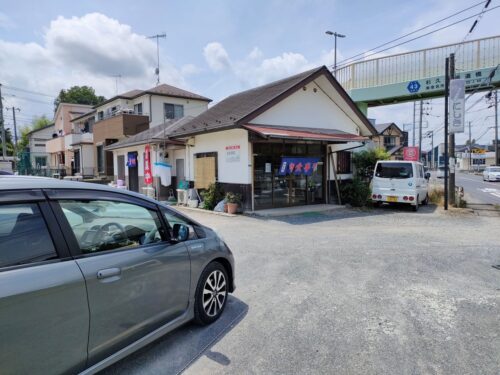 にしき店舗前駐車場入口