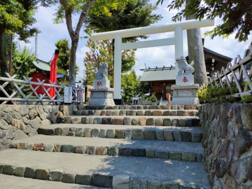 日々神社と白蛇の棲む御神木