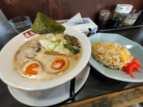 蔵屋の塩とんこつラーメンとセットチャーハン