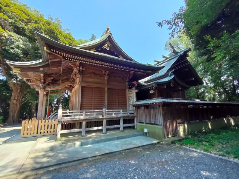 下鶴間諏訪神社の拝殿と本殿