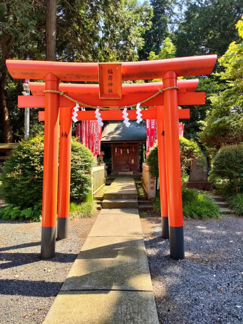 下鶴間諏訪神社境内の稲荷神社鳥居