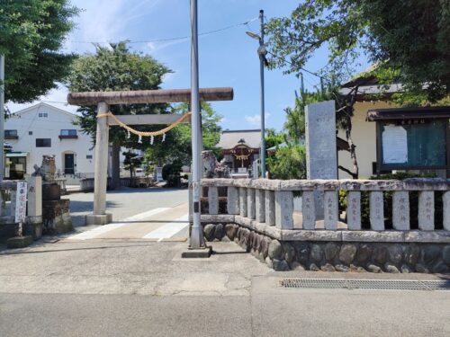 栗原神社の鳥居と社号標