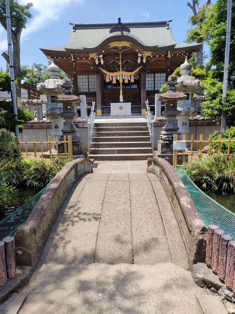 栗原神社の参道にある池と橋