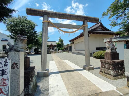 コンパクトながら重みがある栗原神社鳥居