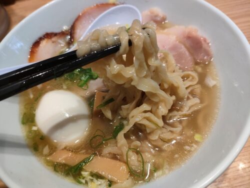 特徴あるちぢれ麺